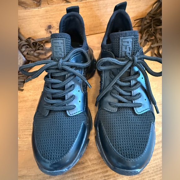 NWOT Steve Madden Black Vance Athletic Sneaker Size 4 - Picture 3 of 10